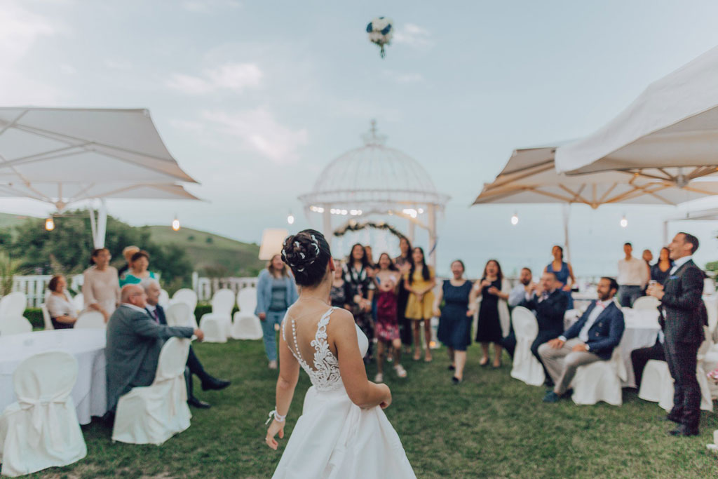 matrimonio in piscina parco archea sposi festeggiare il matrimonio